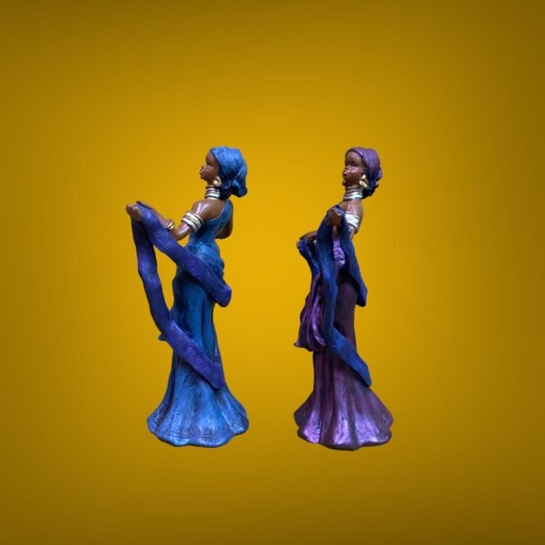 Statue of a very beautiful African woman in an eye-catching dress - Image 5