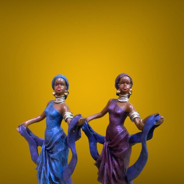 Statue of a very beautiful African woman in an eye-catching dress - Image 6