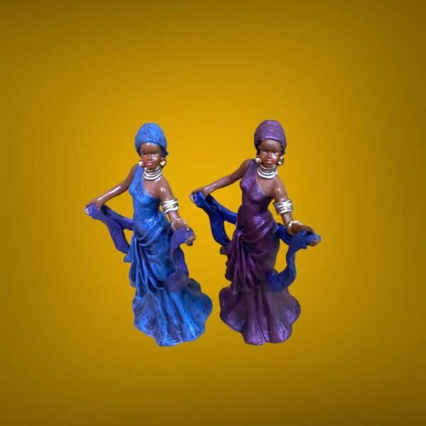 Statue of a very beautiful African woman in an eye-catching dress - Image 9